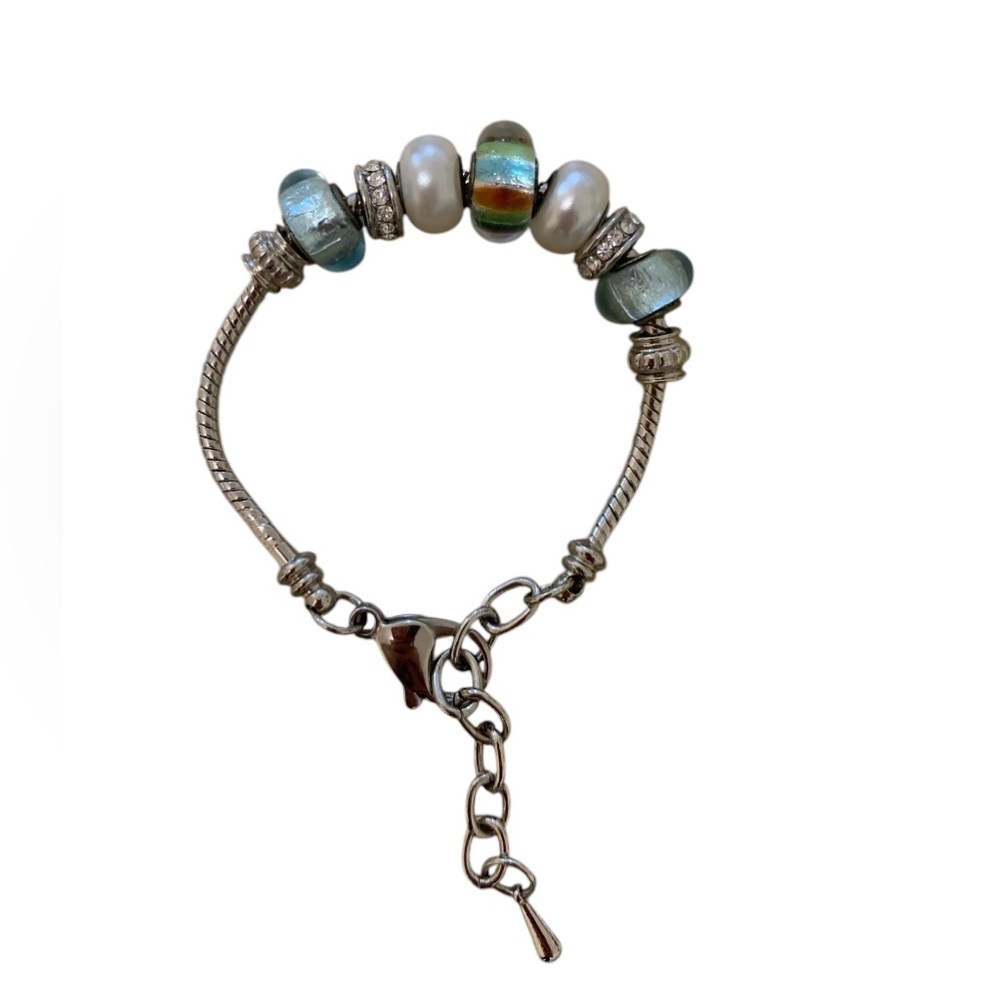 Glass bead charm bracelet‎ on silver toned chain